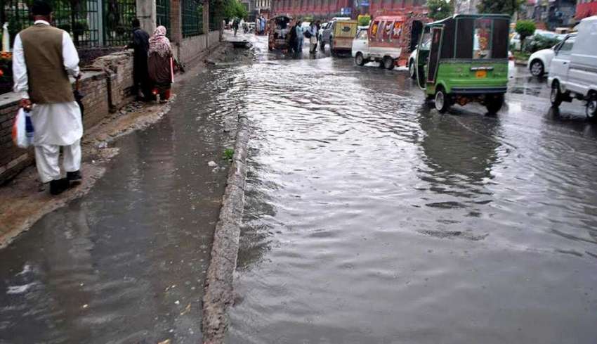 راولپنڈی: بارش کے بعد امام باڑہ چوک تالاب کا منظر پیش کر ..