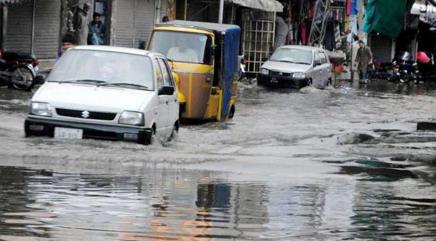 راولپنڈی: امام باڑہ چوک میں بارش کے بعد کھڑے پانی سے گاڑیاں ..