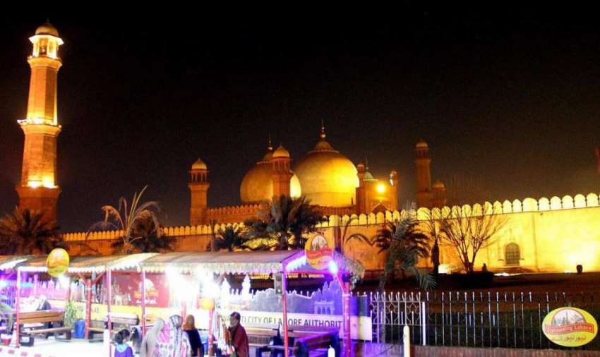 لاہور: بادشاہی مسجد رات کے وقت روشنیو ں کے باعث دلکش منظر ..