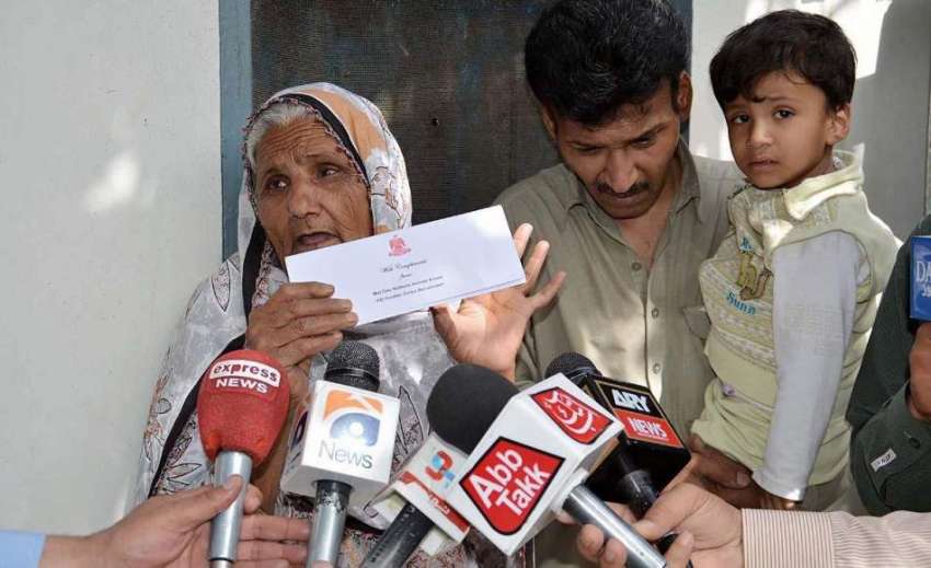 کوئٹہ بم ڈسپوزل شہید کمانڈر عبدالرزاق کی والدہ میڈیا سے ..