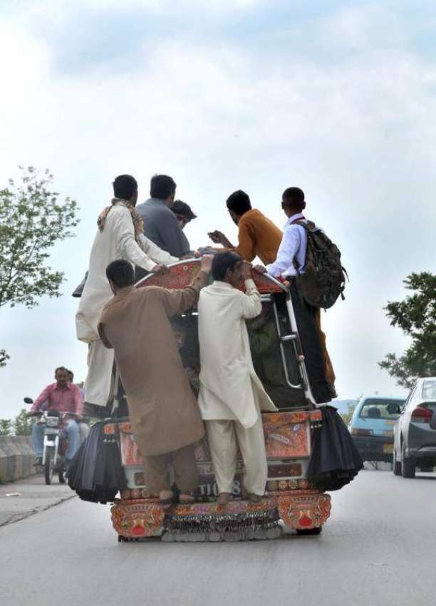 اسلام آباد: ٹریفک پولیس کی نا اہلی، سوزوکی پک اپ میں مسافر ..