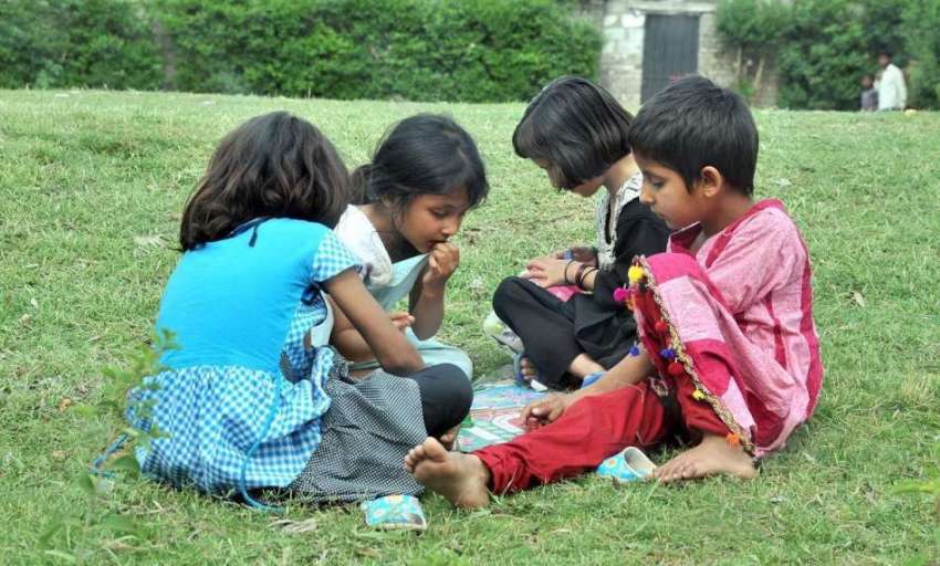 اسلام آباد: مقامی پارک میں بچے لڈو کھیل رہے ہیں۔