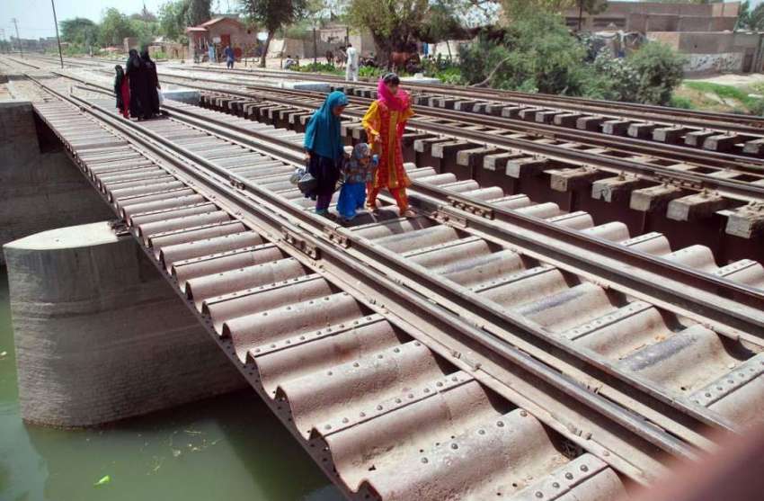 حیدر آباد: خواتین اور بچے کسی خطرے سے بے خبر ریلوے پل کراس ..