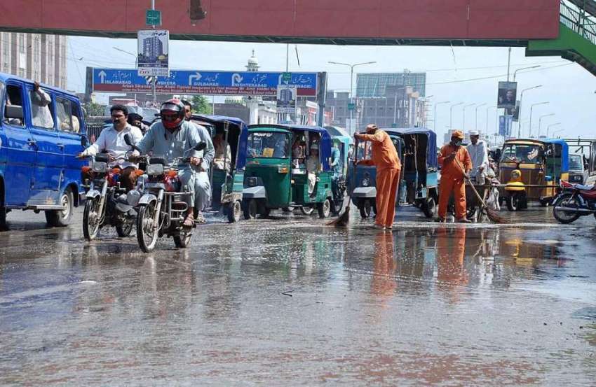 پشاور: شہر میں شدید بارش کے بعد جمع ہونیوالا پانی صاف کیا ..