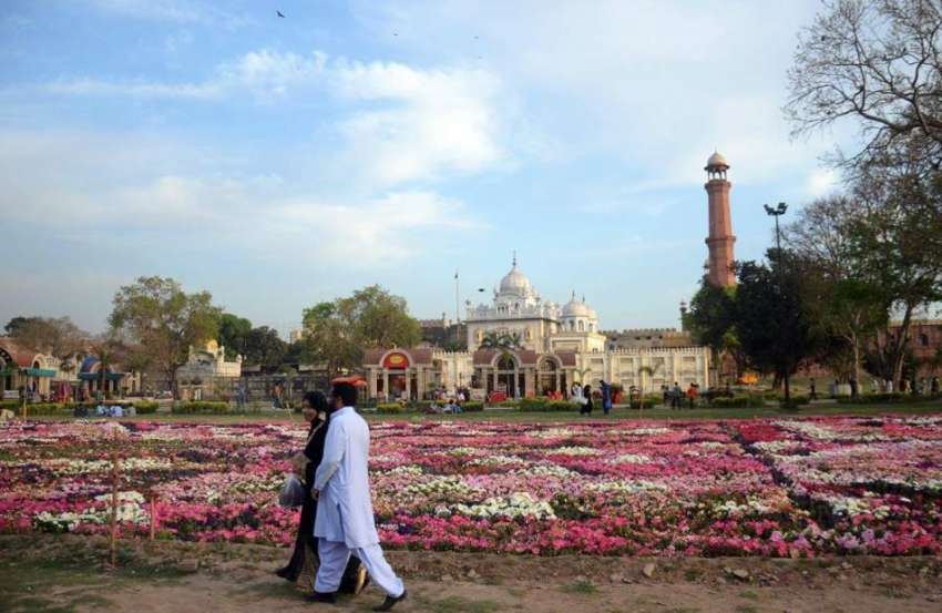 لاہور: گریٹر اقبال پارک میں کھلے موسمی پھول دلکش منظر پیش ..