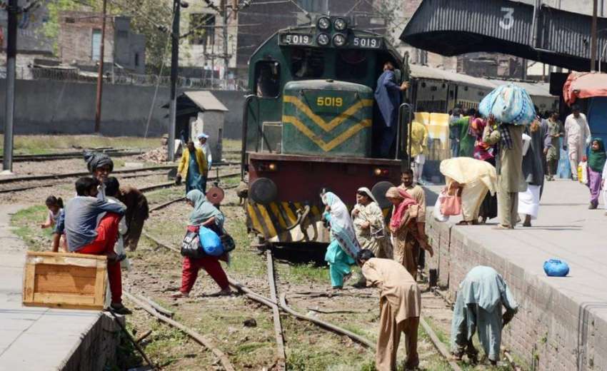 لاہور: شہری ٹرین کے سامنے سے ریلوے ٹریک کراس کر رہے ہیں جو ..