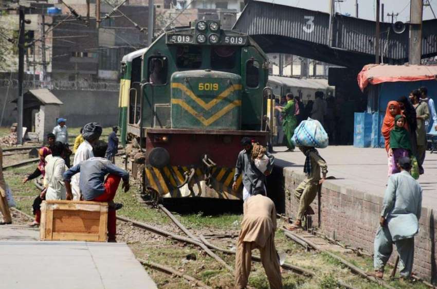 لاہور: شہری ٹرین کے سامنے سے ریلوے ٹریک کراس کر رہے ہیں جو ..