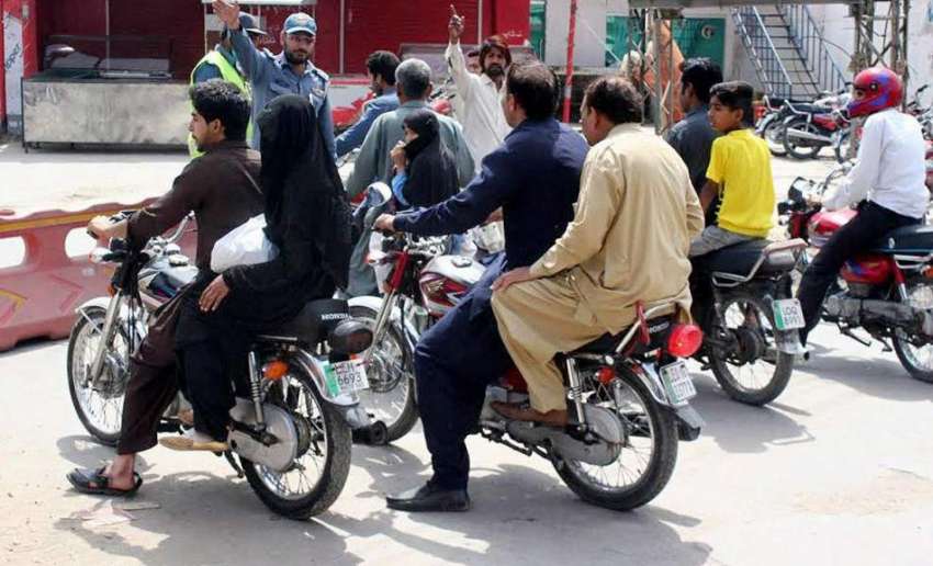 لاہور: بیدیاں روڈ پر مردم شماری ٹیم پر حملے کے بعد جائے وقوعہ ..