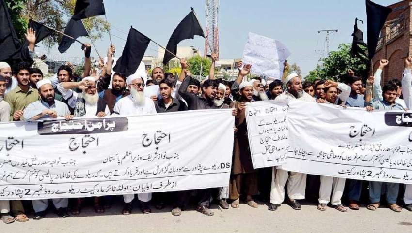 پشاور: اولڈ ٹائر مارکیٹ کے تاجران اپنے مطالبات کے حق میں ..