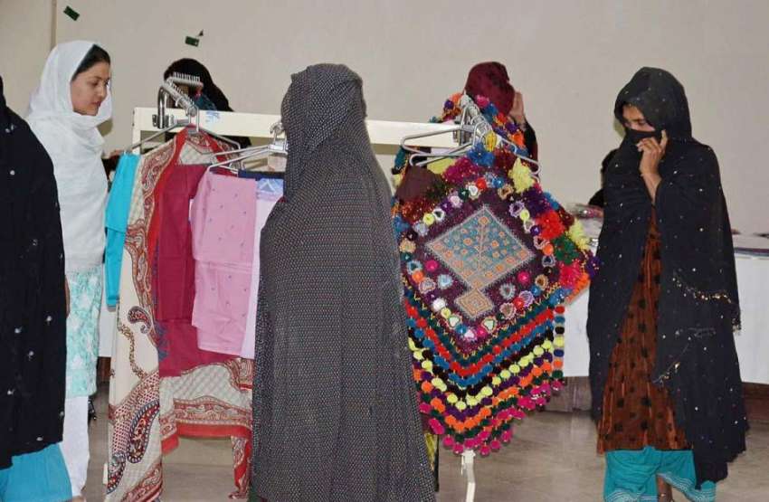 کوئٹہ: خواتین ڈی آئی او کے زیر اہتمام ہاتھ سے تیار کردہ افغانی ..