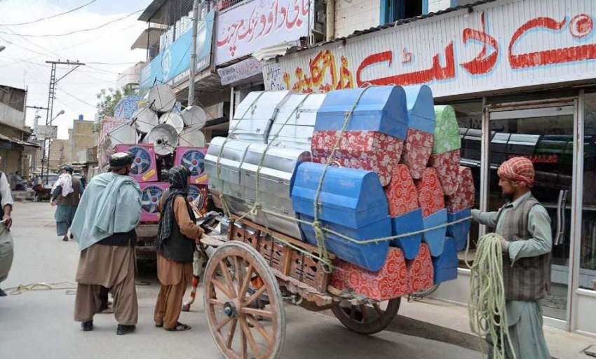 کوئٹہ: سورج گنج بازار میں مزدور سلائی مشین کے ڈبے گدھا ریڑھے ..