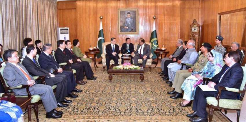 اسلام آباد: صدر مملکت ممنون حسین اور چینی وفد ملاقات کر رہاہے۔