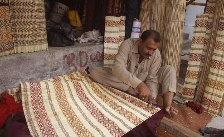 لاہور: ایک کاریگر چکھیں تیار کرنے میں مصروف ہے۔