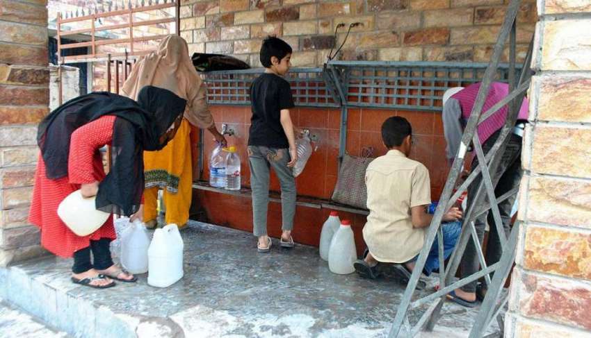 راولپنڈی: کرتار پورہ میں شہری فلٹریشن پلانٹ سے پانی بھر ..