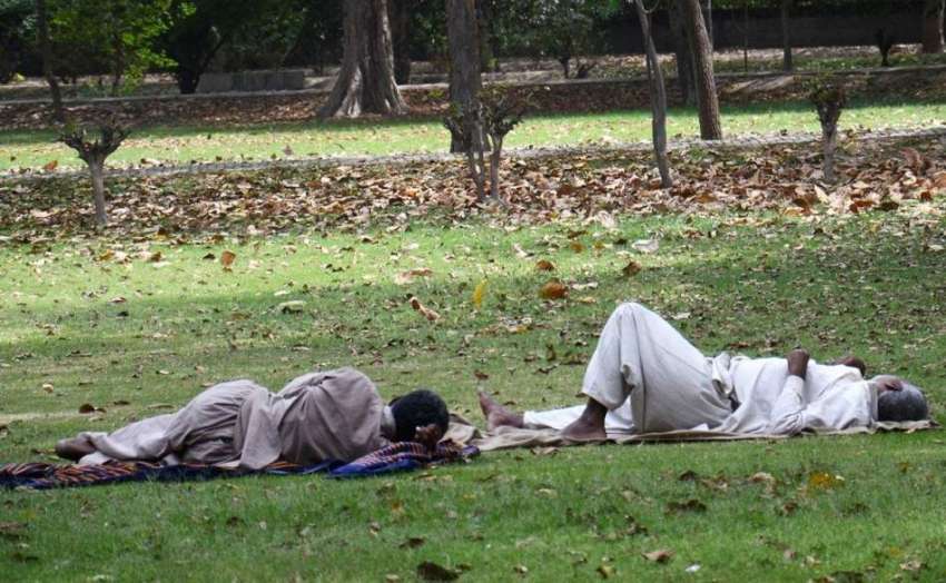 لاہور: مقامی پارک میں دوپہر کے وقت شہری آرام کر رہے ہیں۔