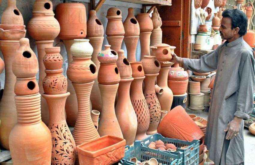 راولپنڈی: ایک دکاندار فروخت کے لیے مٹی کے گملے وغیرہ سجا ..