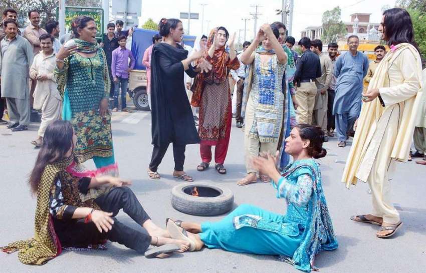 فیصل آباد: خواجہ سرا اپنے مطالبات کے حق میں احتجاج کر رہے ..