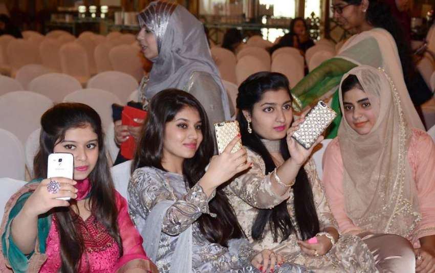 لاہور: مقامی ہوٹل میں منعقدہ کالج کی سالانہ تقریب تقسیم ..