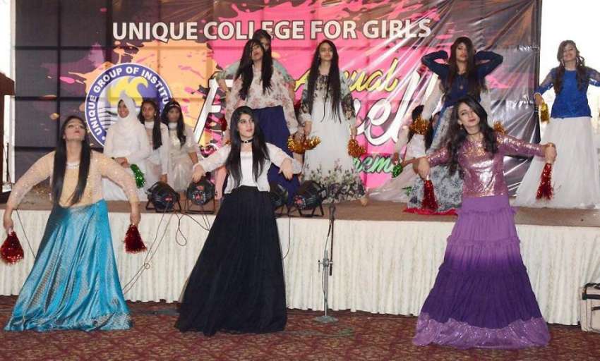 لاہور: مقامی ہوٹل میں منعقدہ کالج کی سالانہ تقریب تقسیم ..