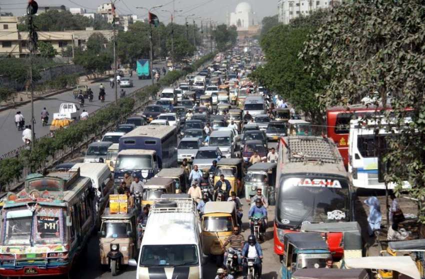 کراچی: ایم اے جناح روڈ پر شدید ٹریفک جام کا منظر۔