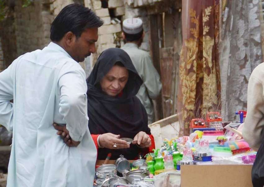 کوئٹہ: لیاقت بازار میں ایک خاتون ریڑھی بان سے خریداری کر ..