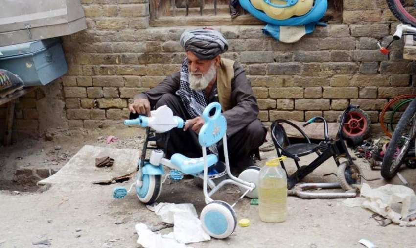 کوئٹہ: قندھاری بازار میں ایک شخص بچوں کے سائیکل کی مرمت میں ..