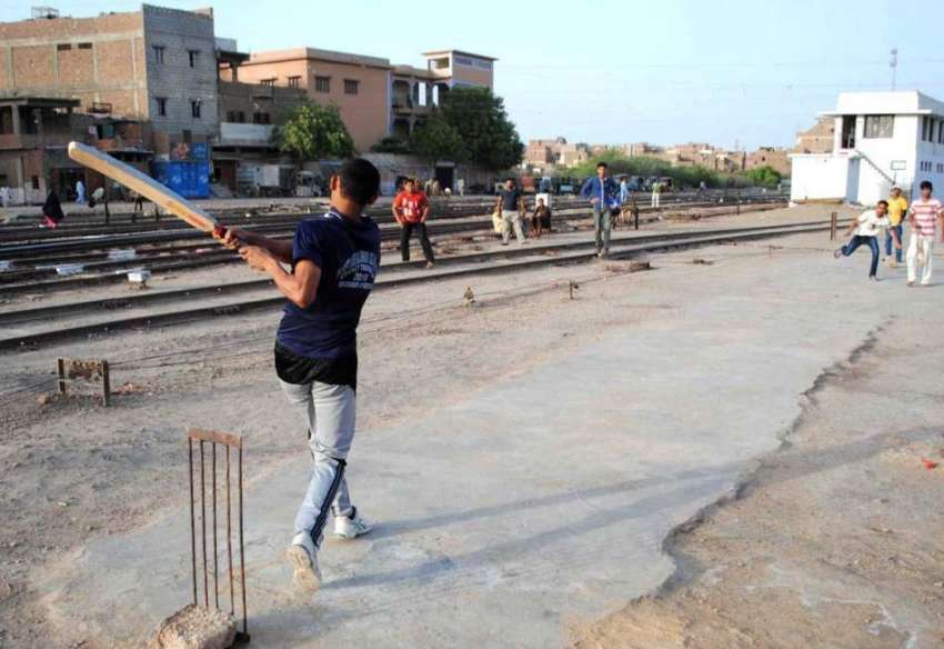 حیدر آباد: نوجوان ریلوے ٹریک کے قریب کرکٹ کھیل رہے ہیں جو ..