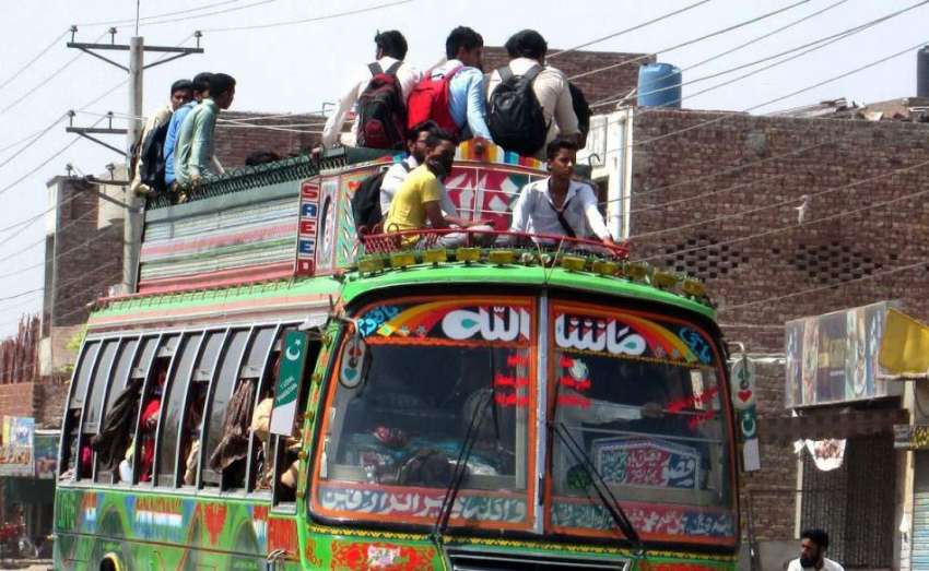 فیصل آباد: ٹریفک پولیس کی نا اہلی، سٹوڈنٹس بس کی چھت پر سوار ..