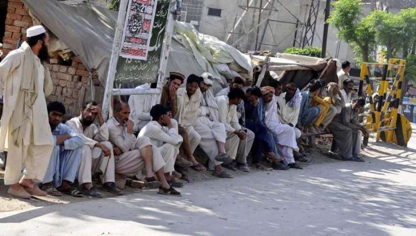 راولپنڈی: مریڑ حسن ریلوے ٹریک کے پاس مزدور روزگار کے انتظار ..