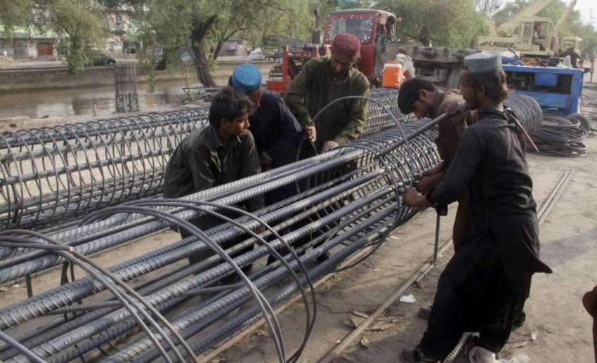 لاہور: مزدور چوبچہ انڈر پاس کے تعمیراتی کام میں مصروف ہیں۔