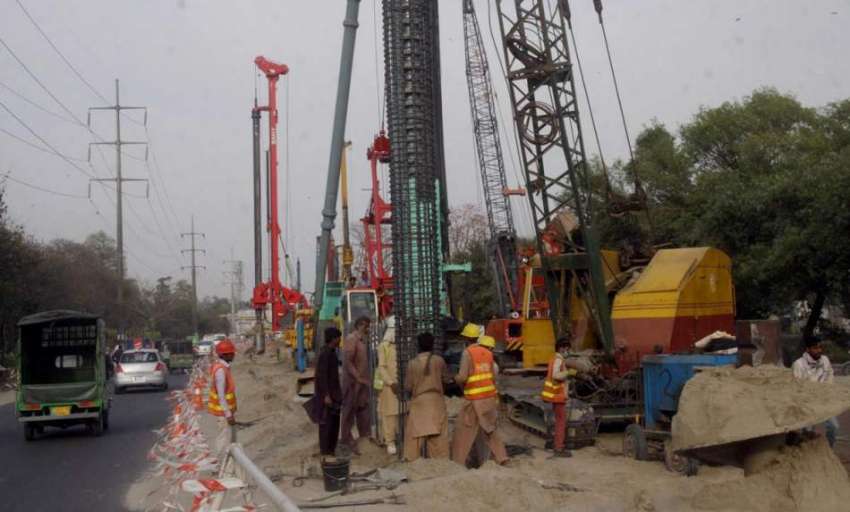 لاہور: مزدور چوبچہ انڈر پاس کے تعمیراتی کام میں مصروف ہیں۔