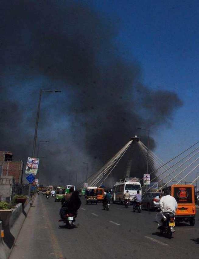 لاہور: راوی روڈ پر واقع ٹمبر مارکیٹ میں لگی آگ سے دھواں نکل ..