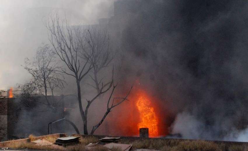 لاہور: راوی روڈ پر واقع ٹمبر مارکیٹ میں لگی آگ کے شعلے بلند ..
