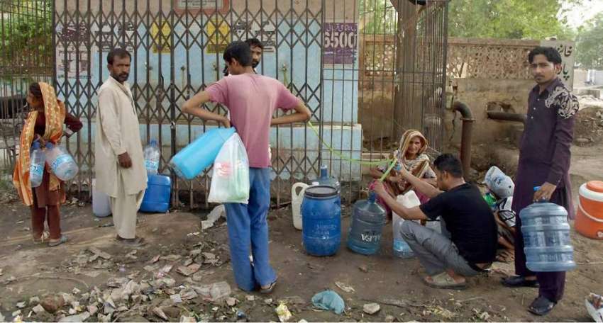 حیدر آباد: شہر میں پینے کے پانی کی قلت کے باعث لوگ ایک فلٹر ..