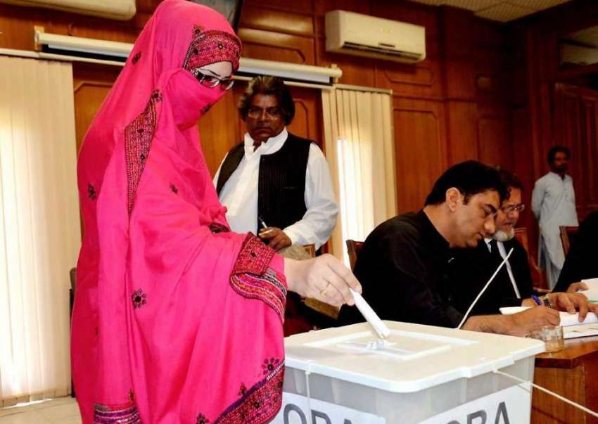 کوئٹہ: بار ایسوسی ایشن کے انتخابات میں ایک خاتون اپنا ووٹ ..