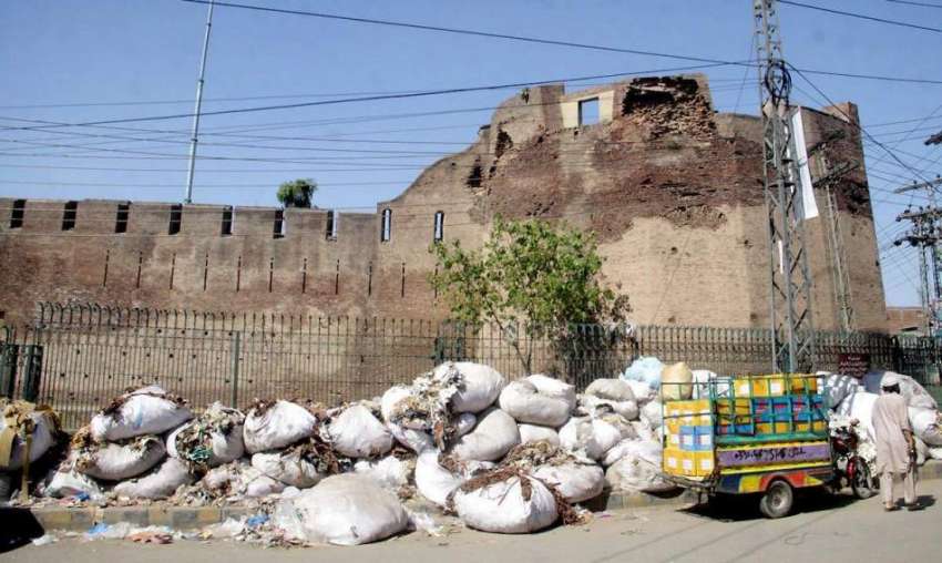 لاہور: شاہی قلعہ کی بیرونی دیوار جکے ساتھ پھینکا گیا کچرا ..