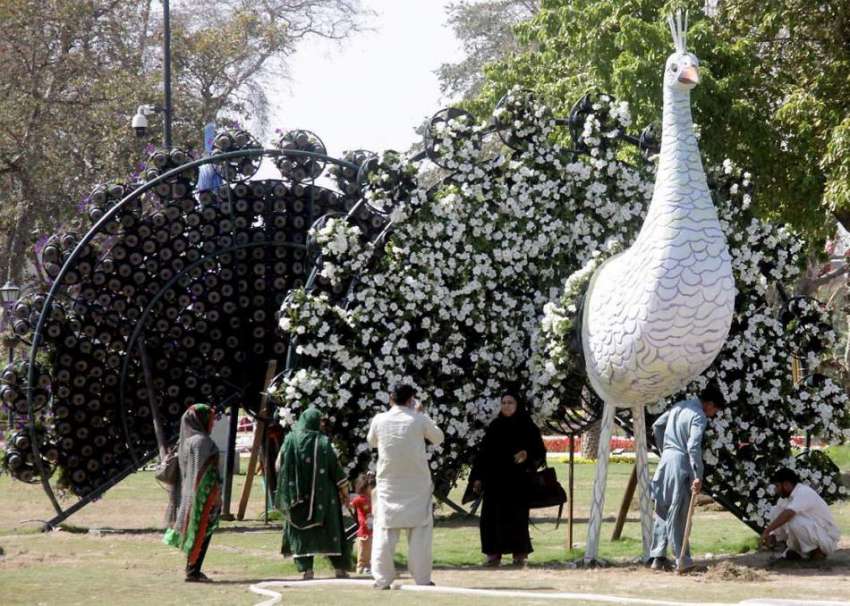 لاہور: گریٹر اقبال پارک میں سیرو تفریح کے لیے آنیوالی فیملی ..