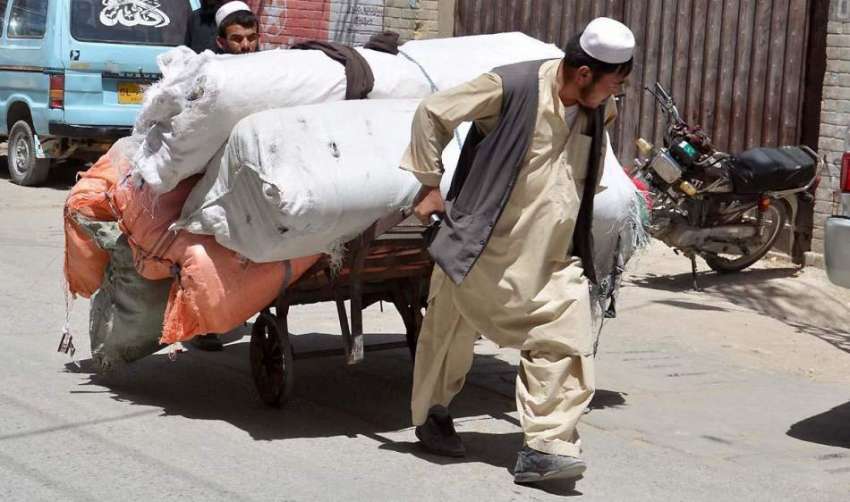 کوئٹہ: کاسی روڈ پر ایک مزدور ریڑھے پر سامان لادھے جا رہا ..
