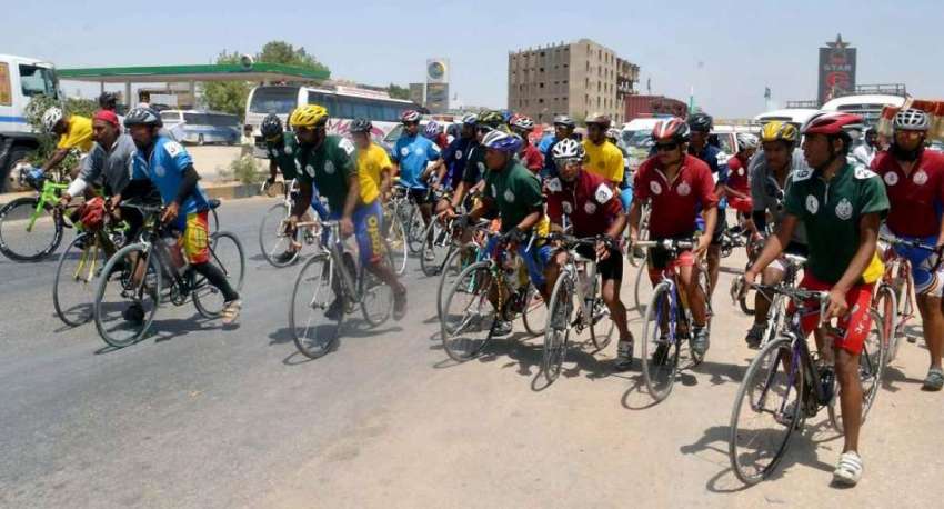 حیدر آباد: ٹورڈی سندھ سائیکل ریس کے شرکاء حیدر آباد بائی ..