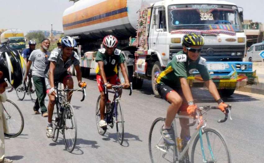 حیدر آباد: ٹورڈی سندھ سائیکل ریس کے شرکاء حیدر آباد بائی ..