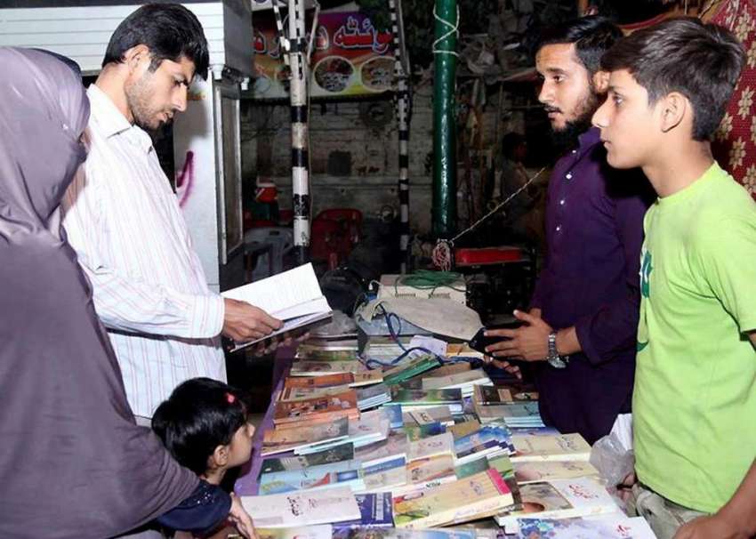حیدر آباد: اسلامی جمعیت طلبہ کے تحت کتب میلے میں ایک فیملی ..