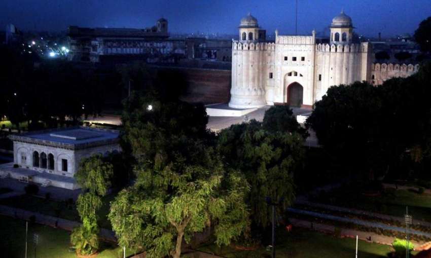 لاہور: تاریخ شاہی قلعے کا رات کے و قت خبوبصورت منظر۔