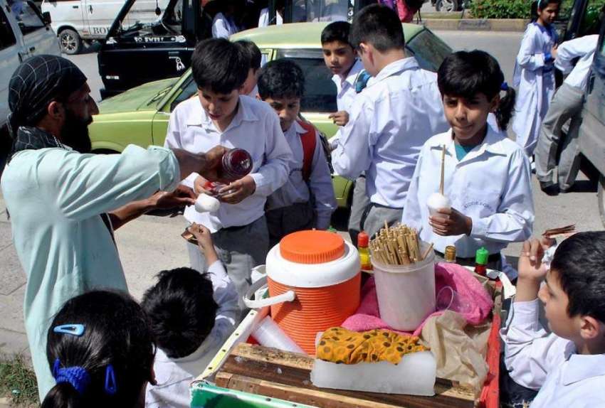 راولپنڈی: سکستھ روڈپر سکول کے باہر بچے برف کے گولے خرید رہے ..