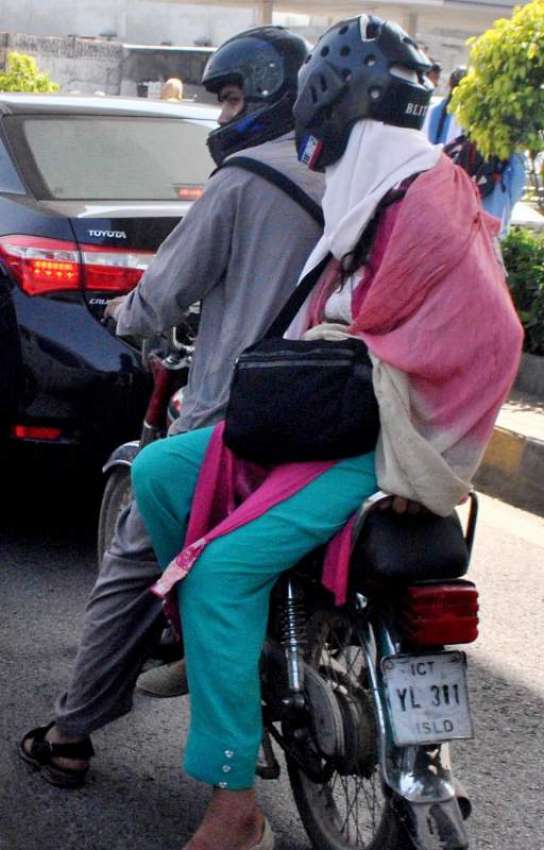 راولپنڈی: اپنی سیفٹی کا خیال رکھتے ہوئے موٹر سائیکل سوار ..