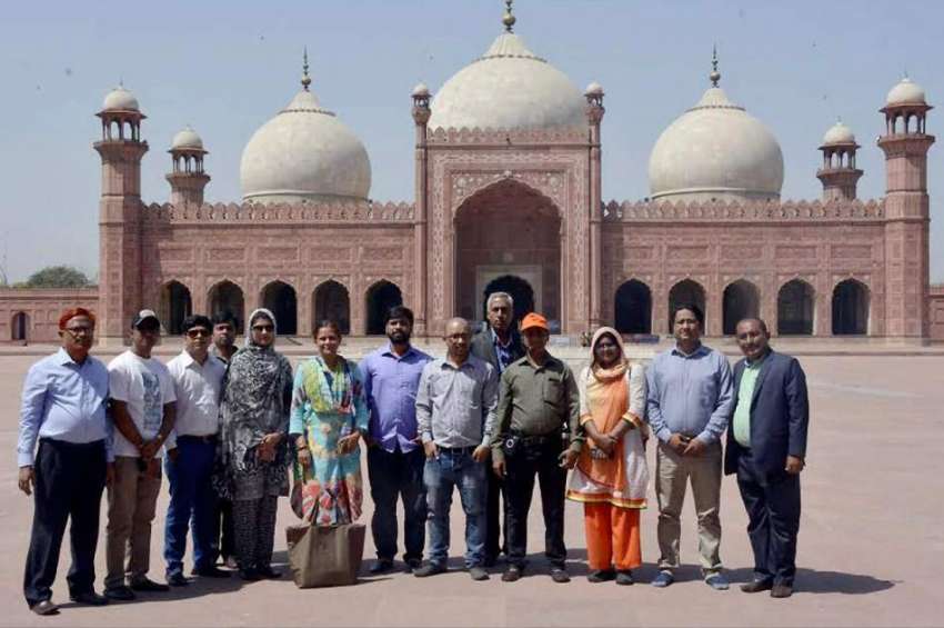 لاہور: بنگلہ دیشی میڈیا کے 10رکنی وفد کا بادشاہی مسجد کے دورے ..
