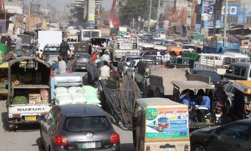 لاہور: شالیمار چوک کے قریب بدترین ٹریفک جام کا ایک منظر۔