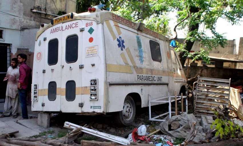 راولپنڈی: انتظامیہ کی نا اہلی، بی بی ایچ ہسپتال میں ایک ایمبولینس ..