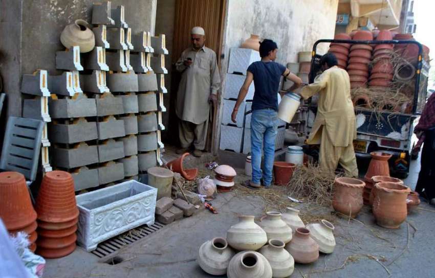 راولپنڈی: محنت کش مٹی کے برتن گاڑی میں لوڈ کر رہا ہے۔
