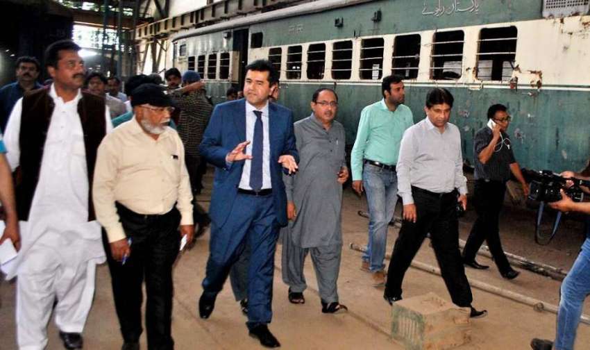 راولپنڈی: ایم ڈی ریلوے محمد یوسف کیرج فیکٹری کا دورہ کر رہے ..