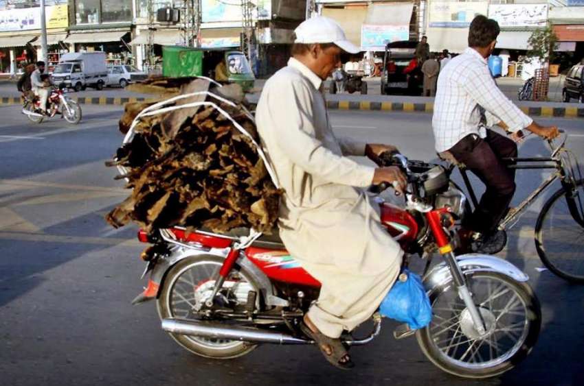 لاہور: ایک موٹر سائیکل سوارج شہری گھر کا چولہا جلانے کے لیے ..